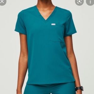 Pacific blue Catarina figs scrub top